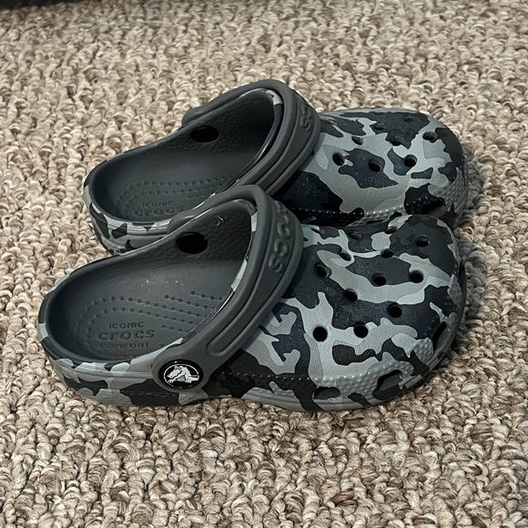 CROCS Kids Black/Gray camo - Picture 1 of 3